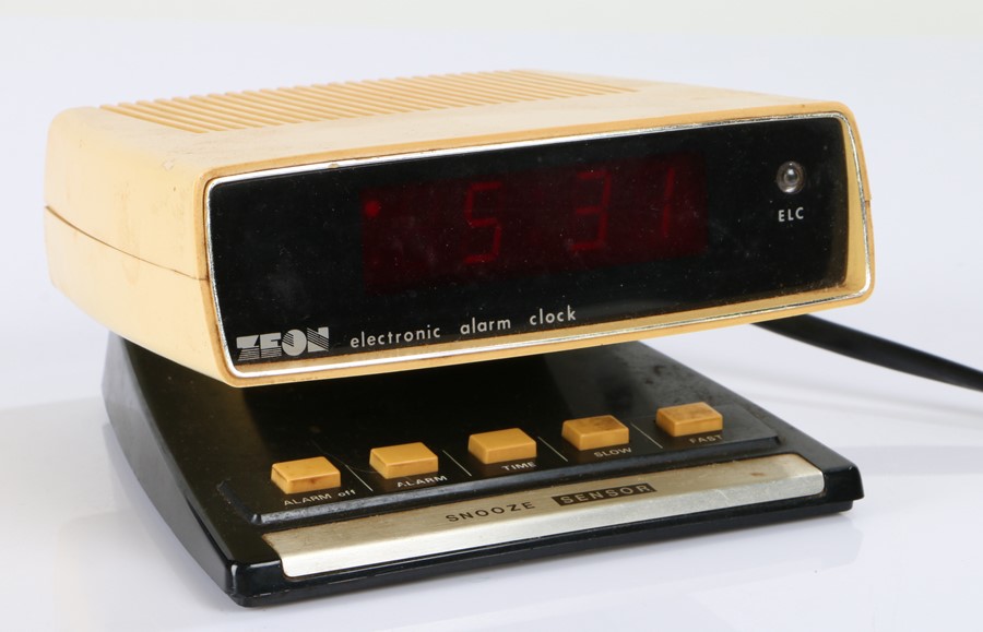 1980's/90's Zeon electronic alarm clock, 14cm wide