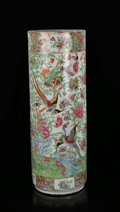 Chinese famille verte porcelain umbrella/cane stand, Qing Dynasty, 19th Century, decorated with a