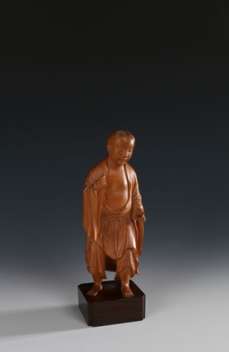 Chinese boxwood figure, Qing Dynasty, the standing figure carved with a smile, left hand raised with - Image 3 of 3