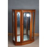 Mahogany effect display cabinet, the hinged door opening to reveal two glass shelves, 91cm wide