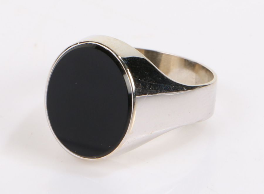 Gentleman's white metal and black agate signet ring, gross weight 6.1 grams, ring size W