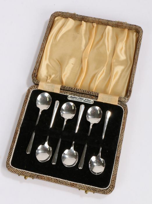 Set of six Art Deco silver plated coffee spoons, with tapering handles and shaped bowls, housed in a