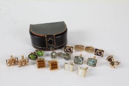 Nine pairs of cufflinks to include tigers eye and gilt metal examples (18)