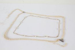 Simulated pearl necklace with a yellow metal chain together with another necklace (2)