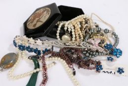 Collection of costume jewellery to include bracelets and necklaces - 13.08.21-VENDOR TO COLLECT 13.