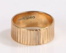 9 carat gold ring, with banded exterior, ring size O, 4.3g