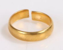 22ct gold wedding band (band cut), 5.4g