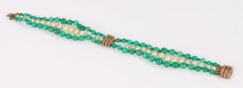 Edwardian bead necklace, with a row of pearls and green beads to the yellow metal clasp, 20cm long