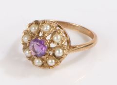 9 carat gold ring set with a central amethyst surrounded by eight pearls, ring size P, 3.6g