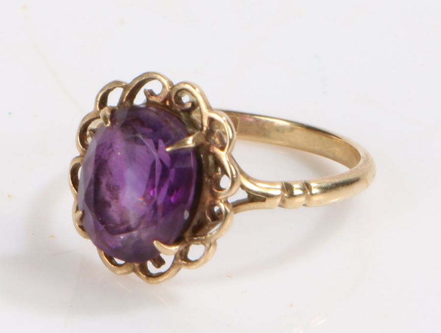 9 carat gold ring set with a central amethyst, ring size N 1/2,  2.4 grams