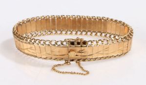 Italian 18 carat gold bracelet, the foliate engraved links joined by a clasp with catch and security
