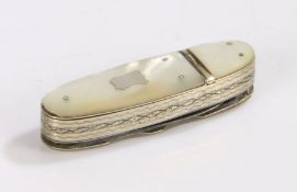Slater Brothers 19th Century combination snuff box/pen knife, the mother of pearl handle with vacant