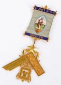 George V 18 carat gold Masonic pendant, London 1925, maker Toye & Co, with presentation