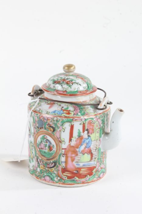 Chinese canton teapot, with panels of figures and birds within a cartouche, having lift up lid and