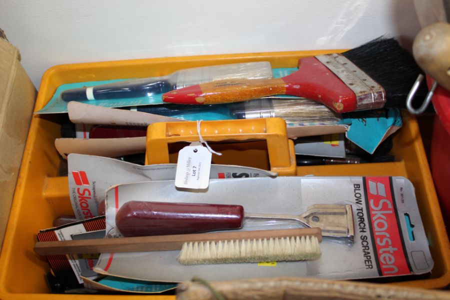 Paint brushes and scrapers, to include Harris, Acorn etc. (qty)