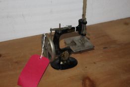 1910 to 1914 1st series Singer 20 toy sewing machine with 4 spoke handwheel. In original box, base
