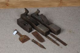 Collection of tools, to include woodworking planes and metal bolsters (qty)