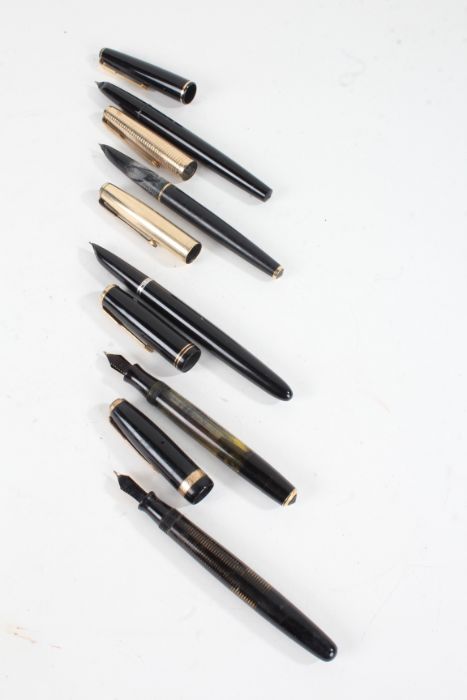 Five Parker fountain pens, to include two Vacumatic's and a Parker '17' (5)