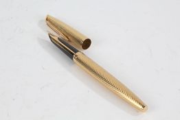 18 carat gold fountain pen, with engine turned case