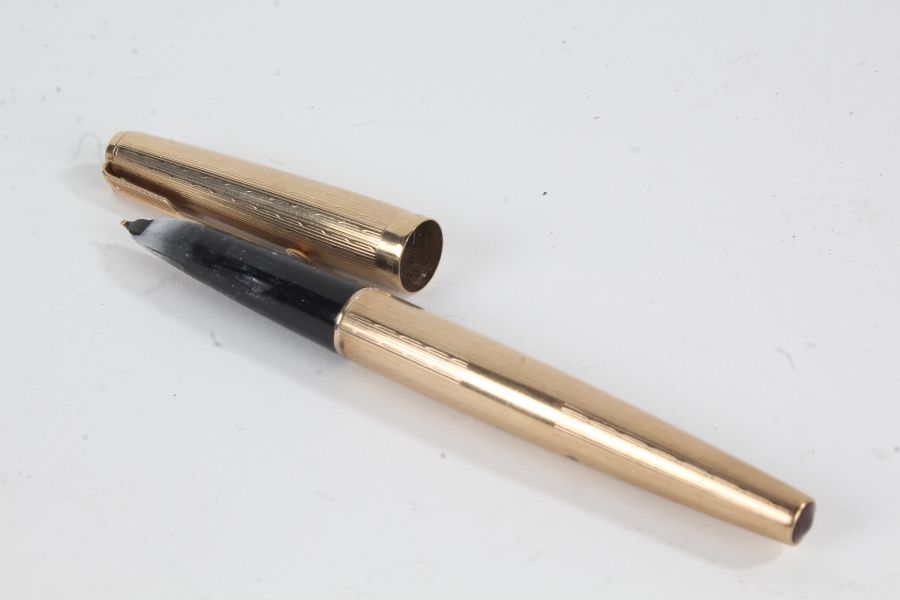 Parker 9 carat gold cased fountain pen, with engine turned decoration