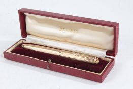 Parker 9 carat gold cased fountain pen, with engine turned decoration, with box