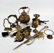 Mixed brass and metalware, to include horse brasses, kettle, hand bell, boot pull, vases etc. (qty)