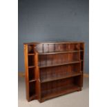 Substantial oak open bookcase, the waterfall central section with turned spindles to the top,