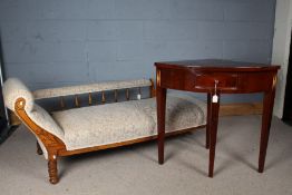 Edwardian mahogany chaise longue, with spindle turned back, on turned legs, AF, mahogany veneered