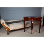 Edwardian mahogany chaise longue, with spindle turned back, on turned legs, AF, mahogany veneered