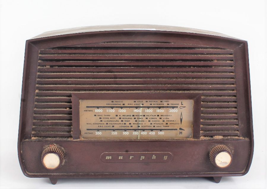 Murphy bakelite cased radio, (in need of rewiring), 26cm wide