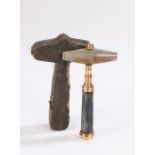 Fine late 18th Century agate and gold traveling corkscrew, the domed gold top above the agate