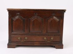 18th Century oak coffer bach, the detachable rectangular top above three fielded arched panels to