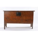 Early 17th Century oak boarded chest, West Country, the hinged lid with scalloped ends opening to