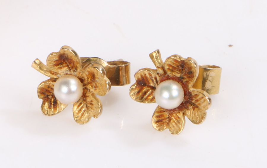 Collection of simulated pearls housed in a jewellery box to include a pair of 9ct gold and Pearl - Image 2 of 3