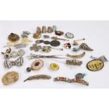 Collection of costume jewellery to include brooches and silver thimbles (Qty)
