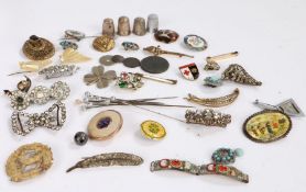 Collection of costume jewellery to include brooches and silver thimbles (Qty)