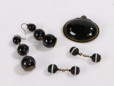 Collection of banded agate jewellery to include a brooch, cuff links and a pair of earrings (4)