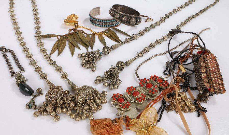 Collection of costume jewellery to include necklaces and bracelets housed in a box (Qty)