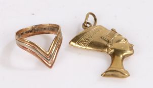 9 carat three colour gold ring, 9 carat gold Pharaohs head pendant 2.4 grams