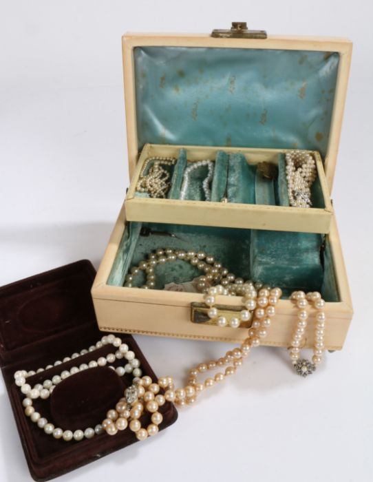 Collection of simulated pearls housed in a jewellery box to include a pair of 9ct gold and Pearl - Bild 3 aus 3