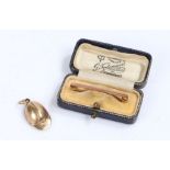 9 carat gold bar brooch, 4cm wide, 9 carat gold charm in the form of a cap, 3g