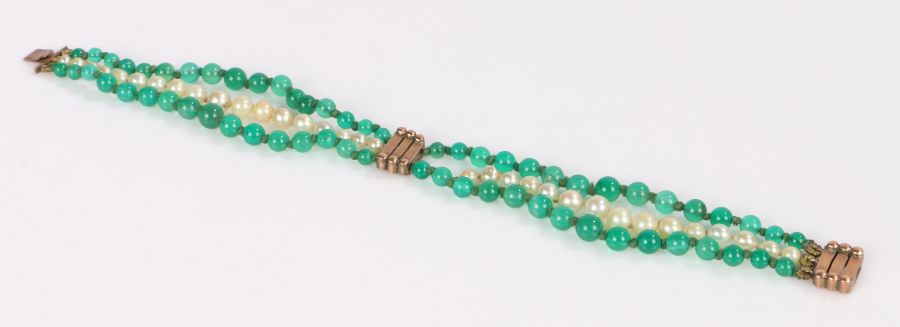 Edwardian bead necklace, with a row of pearls and green beads to the yellow metal clasp, AF 20cm