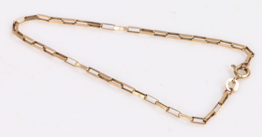 9 carat gold bracelet formed from rectangular links, 1.5 grams