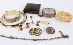 Collection of costume jewellery to include bracelets and brooches (Qty)