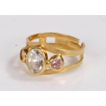 18 carat gold ring, set with clear and puce paste, 3.1g - 08.10.21-VENDOR TO COLLECT AT SOME STAGE-