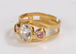 18 carat gold ring, set with clear and puce paste, 3.1g - 08.10.21-VENDOR TO COLLECT AT SOME STAGE-