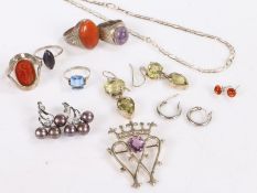 Collection of white metal jewellery to include a white metal and agate ring, amethyst ring ect (