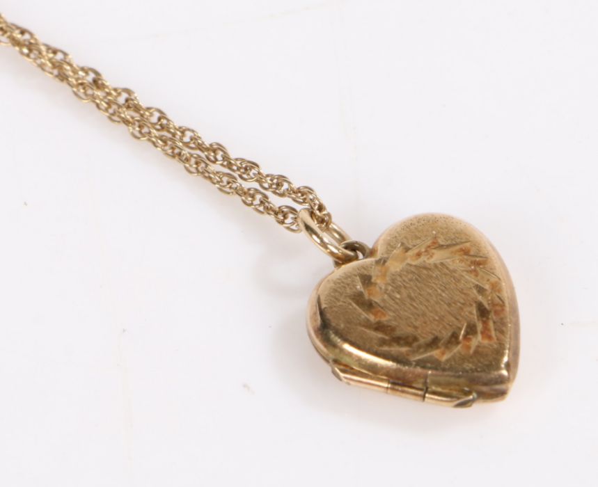9 carat gold chain with a yellow metal heart shaped pendant, gross weight 3.9 grams