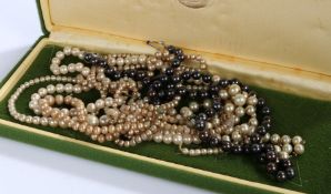 Collection of pearl necklaces (6)