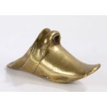 Single brass stirrup in the form of a shoe, 27cm long